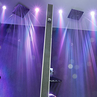 Le docce con cromoterapia nello spogliatoio donne della palestra Fitworldclub Salerno