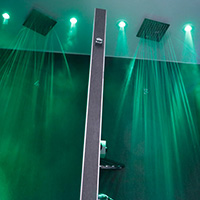 Le docce con cromoterapia che varia colore nello spogliatoio donne della palestra Fitworldclub Salerno